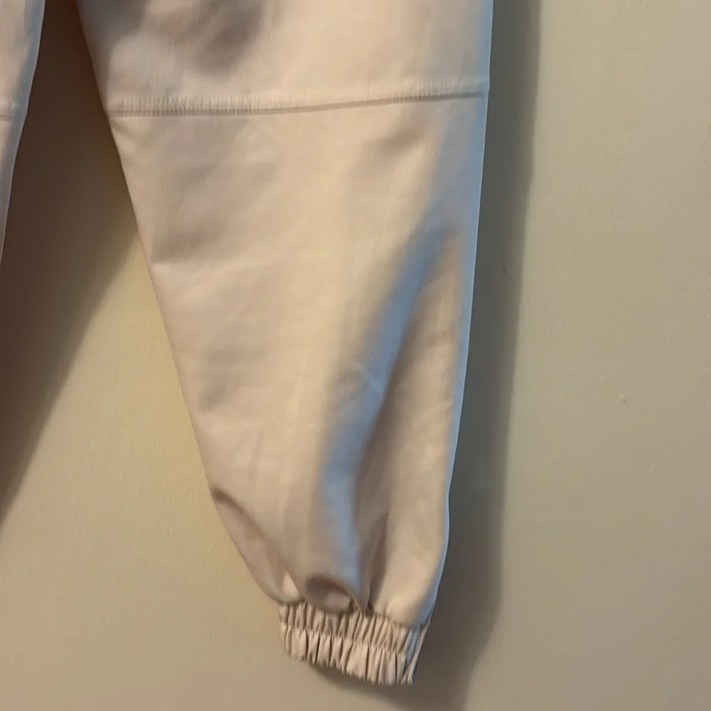 Zara cream sweatpants XS adjustable drawstring waistand zippers atthe ankles. .